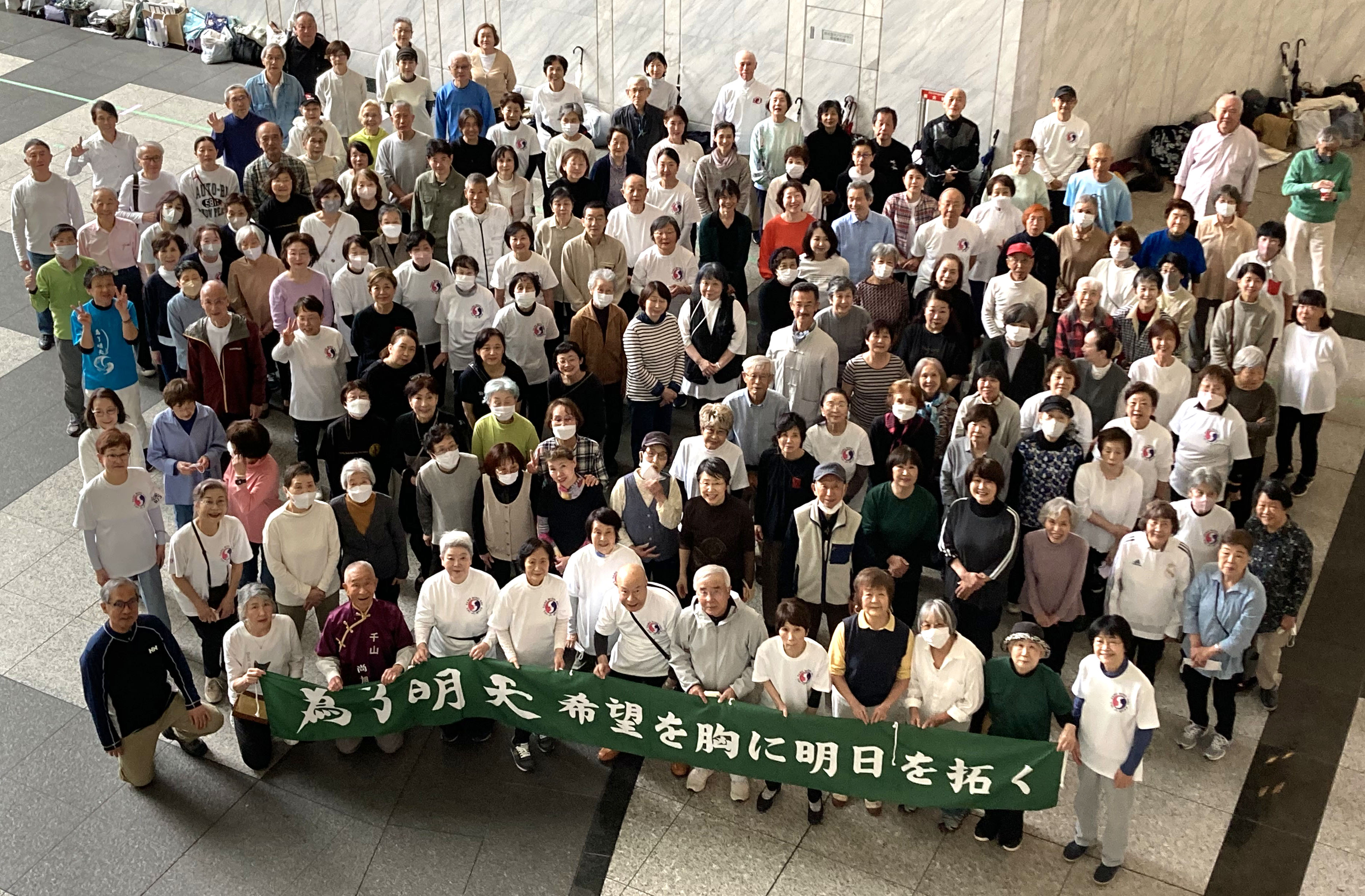 春の青空太極拳参加者集合写真